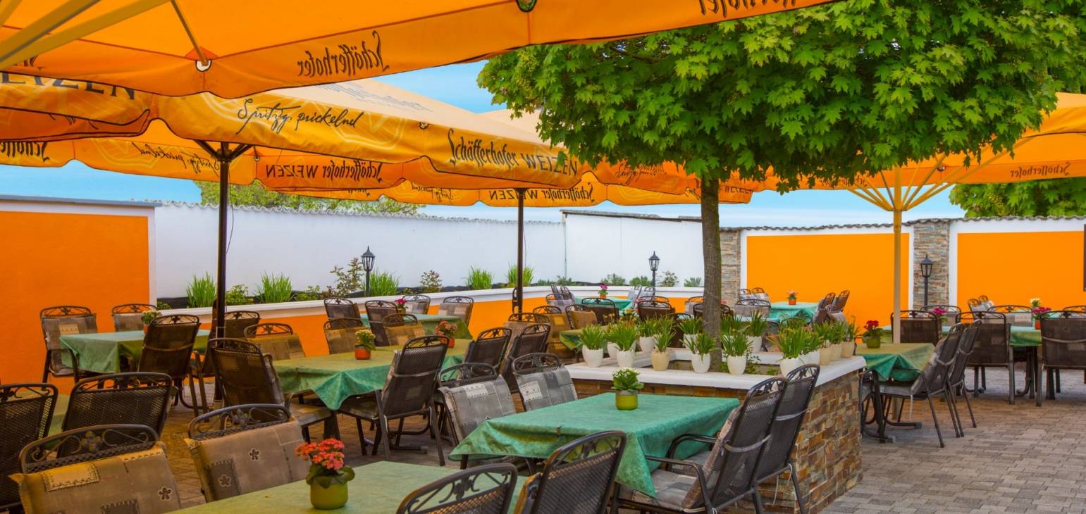 Die großzügige Biergarten-Terrasse des Restaurants Casa da Leone in Hainburg-Hainstadt